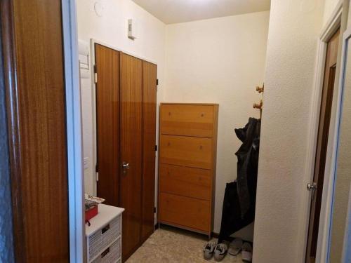 日内瓦Appartement meublé 1,5 p. Genève的带衣柜的房间,配有梳妆台和门