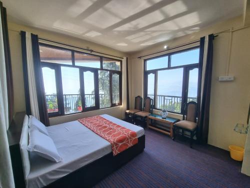 戴尔豪斯Jungle Stay Dalhousie(Kalatop)的酒店客房设有一张床和大窗户