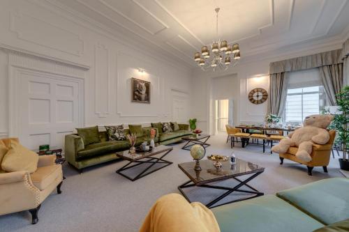 伦敦Stylish 3 Bedroom Luxury in Harley Street - 3HS的带沙发和泰迪熊的大客厅