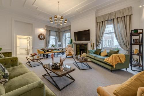 伦敦Stylish 3 Bedroom Luxury in Harley Street - 3HS的带沙发和壁炉的客厅