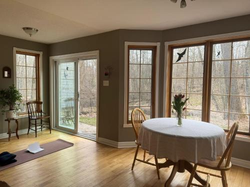WoodlawnMarley's home的一间带桌椅和窗户的用餐室