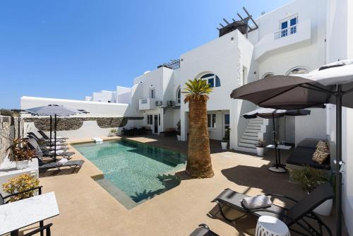 纳乌萨Vammos Luxury Apartments的一座别墅,设有游泳池和白色的建筑