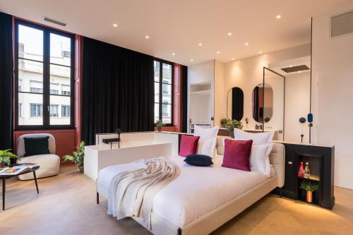 里昂MOHOM - Bellecour的卧室配有带粉红色枕头的大型白色床