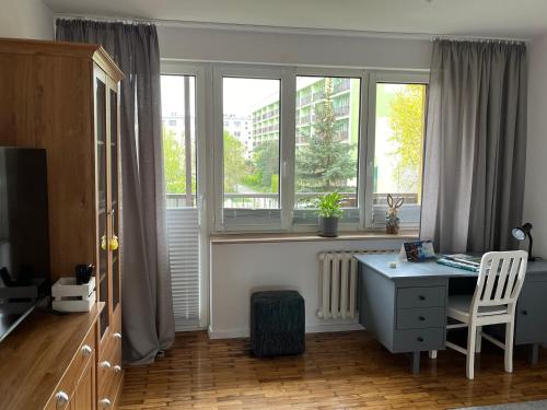 苏瓦乌基Apartament Centrum的客房设有书桌和窗户。