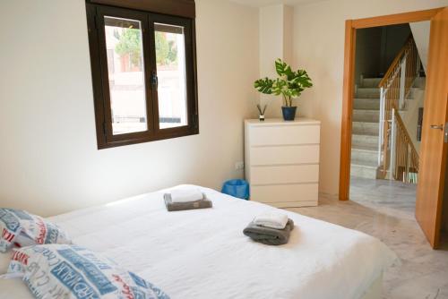 米哈斯Casa Topacio Luxury Villa, 3 bedrooms sleeps 8的一间卧室配有一张床,上面有两条毛巾