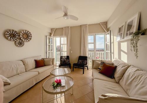 萨尔雷Papaya Apartments Boa Vista的客厅配有沙发和桌子
