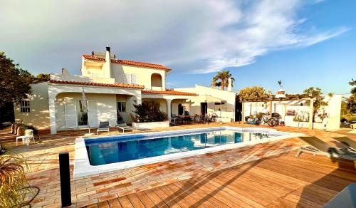 埃斯托伊Fantastic villa with panoramic coastal & sea views的房屋前的游泳池