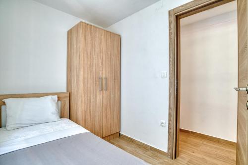 里桑Apartments Pavic的一间卧室配有一张床和一个衣柜