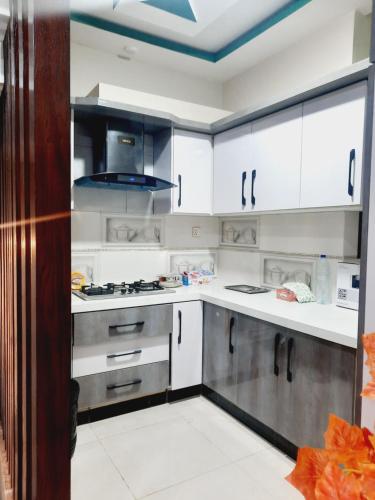 卡拉奇Dream home 2 & 4 bedroom Family house的厨房配有白色橱柜和白色柜台。