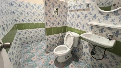 Ban Na Oiที่พักสกลนครกรีนเฮ้าส์รีสอร์ท的一间带卫生间和水槽的浴室