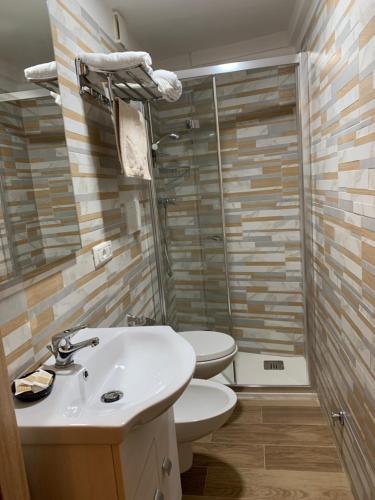 切列梅萨皮卡Le Camere Dei Mascia的浴室配有卫生间、盥洗盆和淋浴。