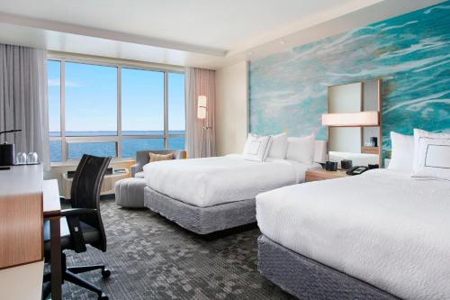 伊利伊利湖湾万怡酒店的酒店客房设有两张床和大窗户。