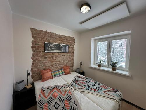 扎布热Apartament Kopalniok的一间卧室设有砖墙和一张床