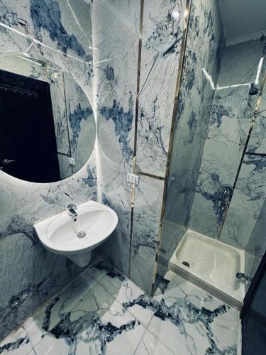 艾因苏赫纳بورتو السخنة的大理石浴室配有水槽和淋浴