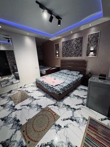 艾因苏赫纳بورتو السخنة的客房设有两张床,铺有大理石地板。