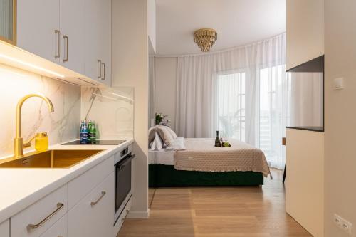 华沙Luxury Design Apartments - Warsaw Tower Bliska Wola的一间白色的小厨房,在房间内配有一张床