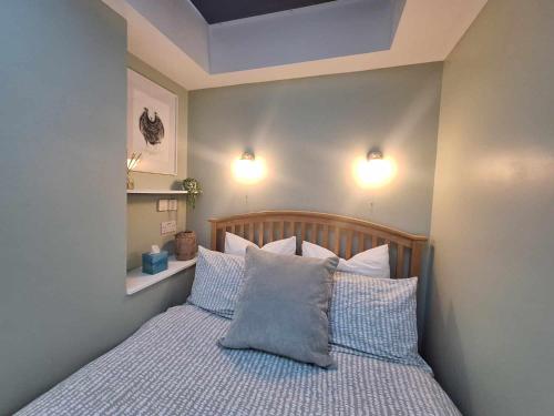 肯德尔La'al Lodge in Kendal (The Gateway to the Lakes)的一间卧室配有带2个枕头和2盏灯的床