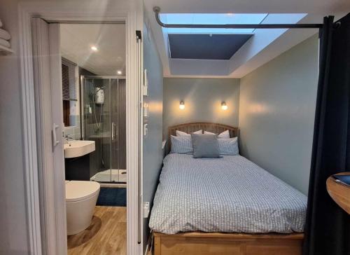 肯德尔La'al Lodge in Kendal (The Gateway to the Lakes)的一间带床的小卧室和一间浴室