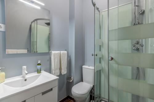 维拉·雷阿尔Porta 116的浴室配有卫生间、盥洗盆和淋浴。