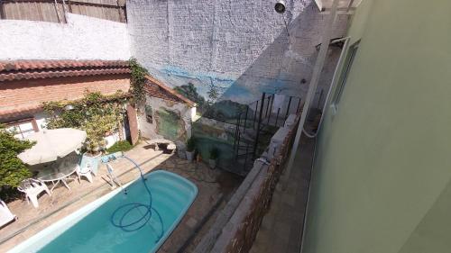 圣保罗Hostel Jardim da Saúde的阳台享有游泳池的景致。