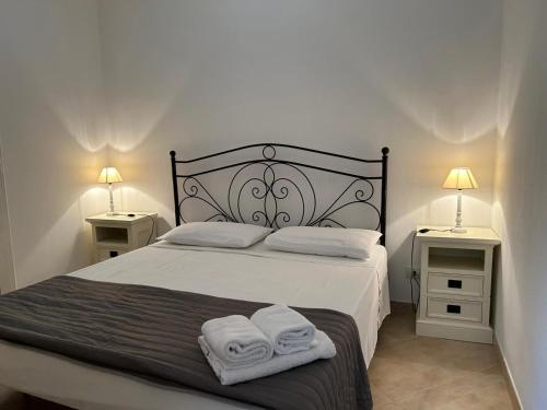 托里德欧索Villetta da Carmen的一间卧室配有一张床,上面有两条毛巾