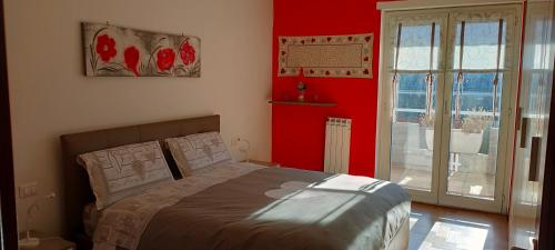 奥斯塔La Betulla Appartamento confortevole Wifi e Parking free的一间卧室设有一张床和红色的墙壁