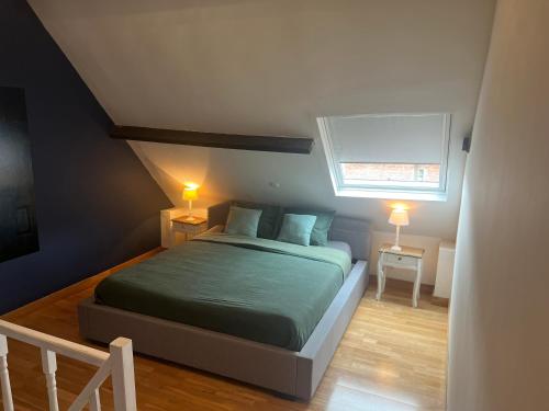 佐内贝克B&B DeSo的一间卧室配有一张床、一个窗口和两盏灯。