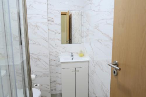 里斯本Lisbon Key Hub - Rooms 1-5的白色的浴室设有水槽和镜子