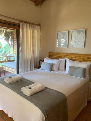 曼克拉Los Corales的一间卧室配有两张床,上面有毛巾