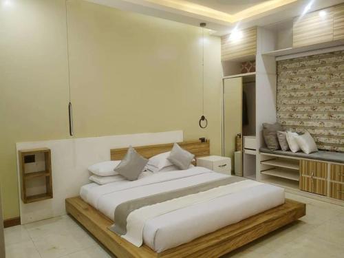 坎帕拉Isabirye residence的卧室配有一张白色大床