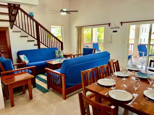 库尔克岛VeLento Partial Ocean View Penthouse #7的一间配备有蓝色沙发及桌椅的用餐室