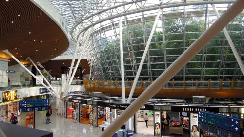 雪邦Kepler Club KLIA Terminal 1 - Airside Transit Hotel的大型购物中心,设有大型玻璃天花板