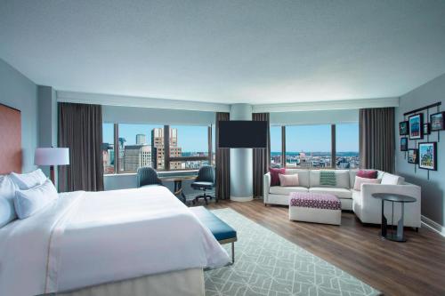 波士顿波士顿科普利广场威斯汀酒店的酒店客房设有床和客厅。