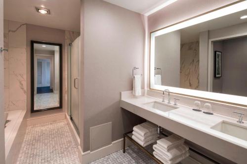 波士顿波士顿科普利广场威斯汀酒店的一间带水槽和镜子的浴室