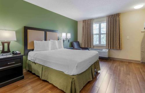 圣何塞美洲长住酒店 - 圣何塞 - 圣克拉拉的一间设有大床和窗户的酒店客房