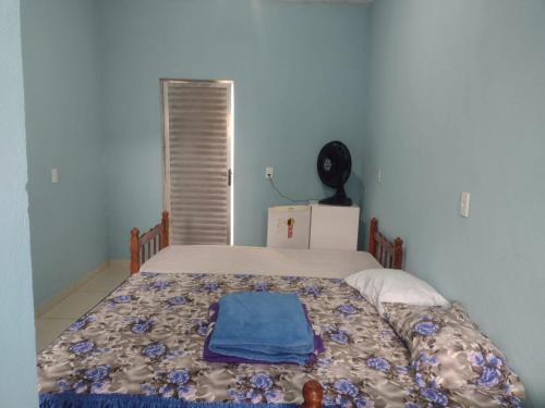 圣托梅-达斯莱特拉斯SITIO CAMINHO DAS PEDRAS - Suítes e Chalés的一间卧室配有一张床铺,床上有毯子