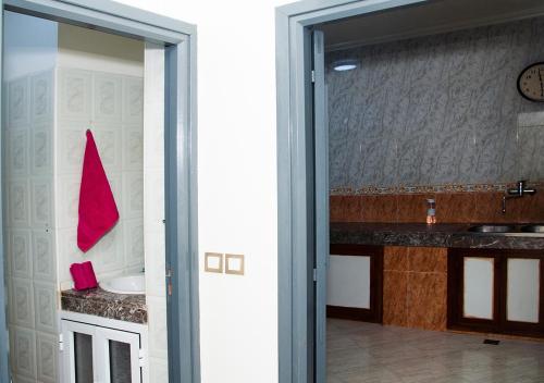 非斯Luxury Fes Villa的一间带水槽和滑动玻璃门的浴室