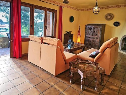 瓜迪亚纳河畔桑卢卡尔Casas Rurales Los Molinos的客厅配有沙发和桌子