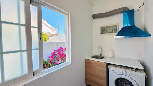 阿莫拉Dream home的厨房配有洗衣机和窗户。