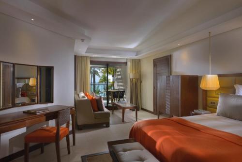 格兰贝伊Royal Palm Beachcomber Luxury的配有一张床和一张书桌的酒店客房
