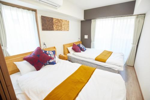 东京SG Premium KASAI - Vacation STAY 44266v的带2扇窗户的客房内的2张床