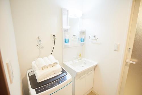 东京SG Premium KASAI - Vacation STAY 44266v的白色小厨房配有水槽和毛巾