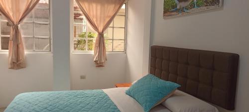 巴克里索莫雷诺港Teresita's House Suite 3 con cocina privada的一间卧室设有一张床和两个窗户。