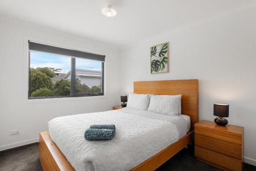 卡尔斯Seagrove Retreat Cowes的白色的卧室设有床和窗户