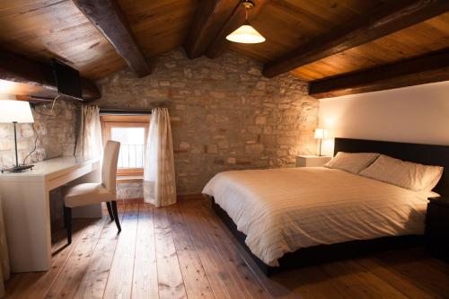 Schiavi di Abruzzo阿里吉利住宿加早餐旅馆的一间卧室配有一张床、一张书桌和一个窗户。