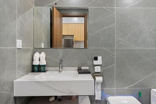 河内22Housing Luxury Apartment 81 Linh Lang的浴室设有白色水槽和镜子