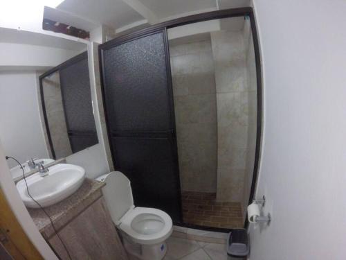 麦德林Right in the heart of Medellin的浴室配有卫生间、盥洗盆和淋浴。