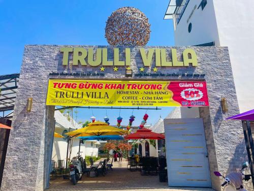 Phú ThạnhTrulli Villa Homestay Đà Lạt的餐厅的入口,上面标有阅读真理别墅的标志