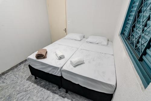 乌贝兰迪亚Quarto 04 Pousada Roosevelt的一间卧室,配有一张带袋子的床