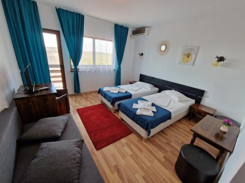 穆里吉奥尔Gulliver Delta Resort的一间带两张床和一张沙发的客厅